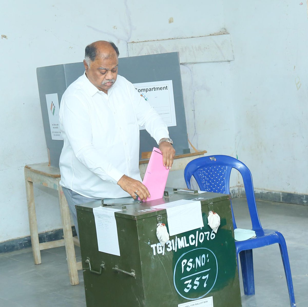 Kandala_Upender's tweet photo. ➡️ ఎమ్మెల్సీ ఓటు హక్కును వినియోగించుకున్న : కందాళ...

✍️ఖమ్మం-నల్గొండ-వరంగల్ పట్టభద్రుల ఎమ్మెల్సీ ఎన్నికల్లో భాగంగా కూసుమంచి ప్రభుత్వ పాఠశాలల్లో 357 బూత్ నందు తన ఓటు హక్కును వినియోగించుకున్న పాలేరు మాజీ ఎమ్మెల్యే శ్రీ కందాళ ఉపేందర్ రెడ్డి గారు https://t.co/kcZnz0A1BS