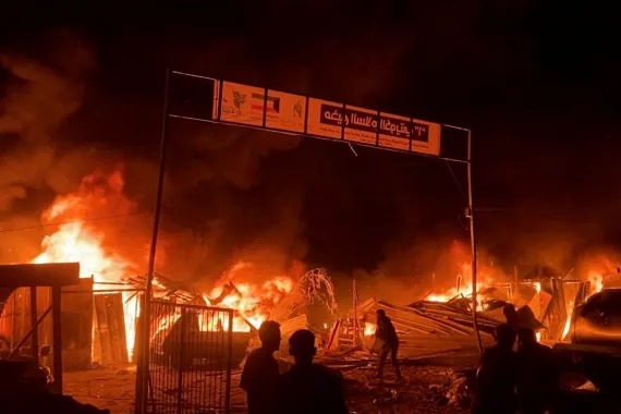 Osmanunsal58's tweet photo. Siyonist, katil İsrail;

Refah Tel Al-Sultan'da, BM'ye ait yerinden edilme merkezindeki masumları diri diri yaktı. 

Burası güvenli bölge ilan edilmişti. Buraya sığınan insanlara vahşi bir soykırım yapıldı. 

Sadece İsrail değil, BM'de bu katliamın sorumlusudur! 
#RafafOnFıre https://t.co/BItiuiztTx