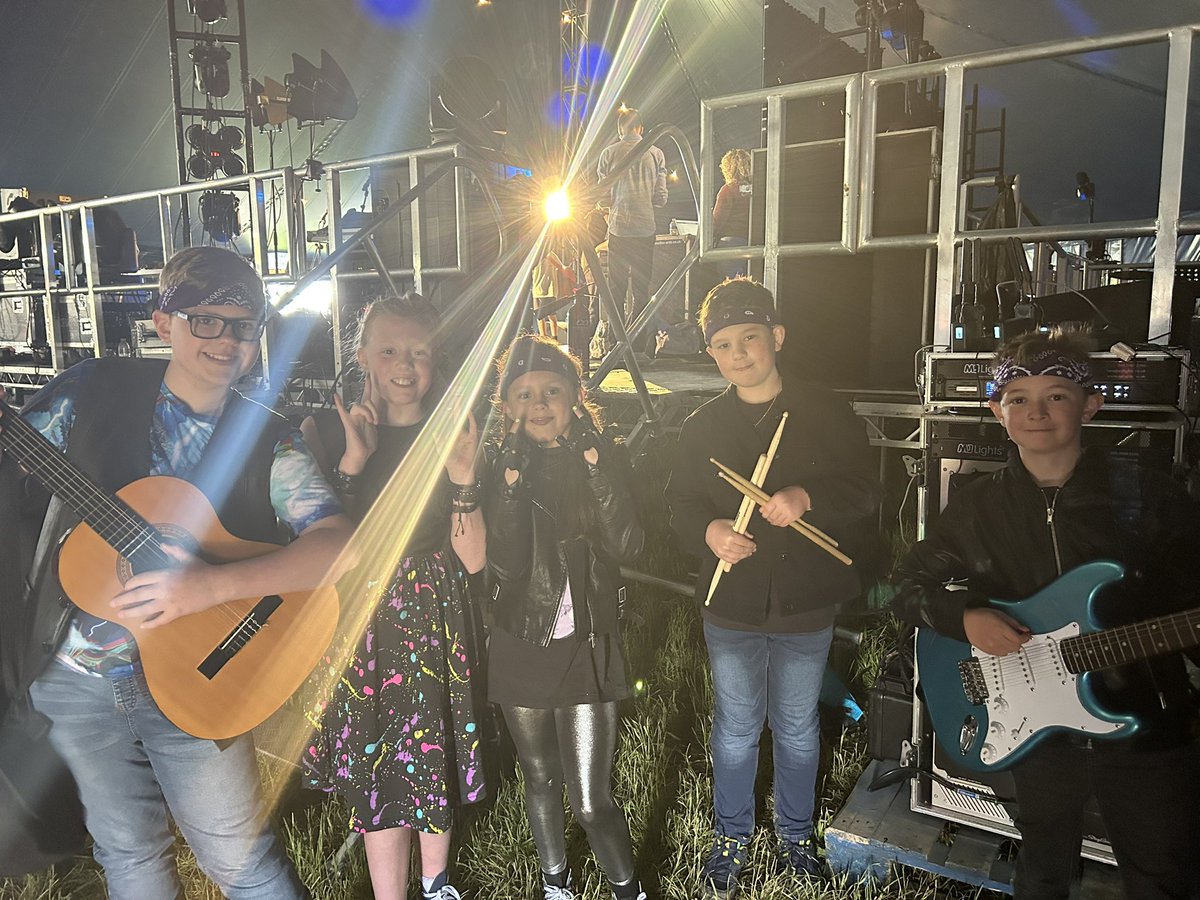 Mr Llwyd tweet media