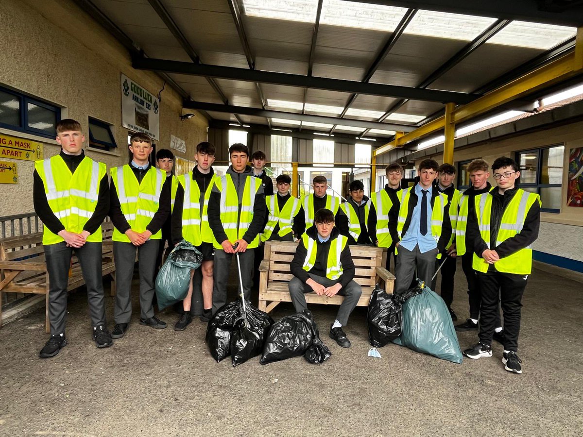 TYC went litter picking with @stmarysarklow on Friday.

A lot of litter was collected in the lanes around town. 

Well done to all!

Ní neart go cur le chéile! 

#tidytowns