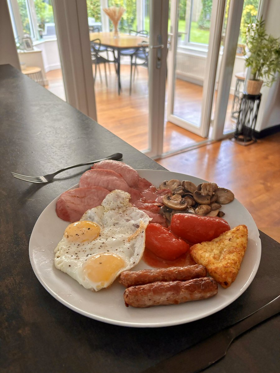tracyswinburne1's tweet photo. It might be pouring down again but grateful for the small things on Bank Holiday Monday #FullCookedBreakfast โค๏ธ๐ง๏ธ https://t.co/FjrluyWo5l