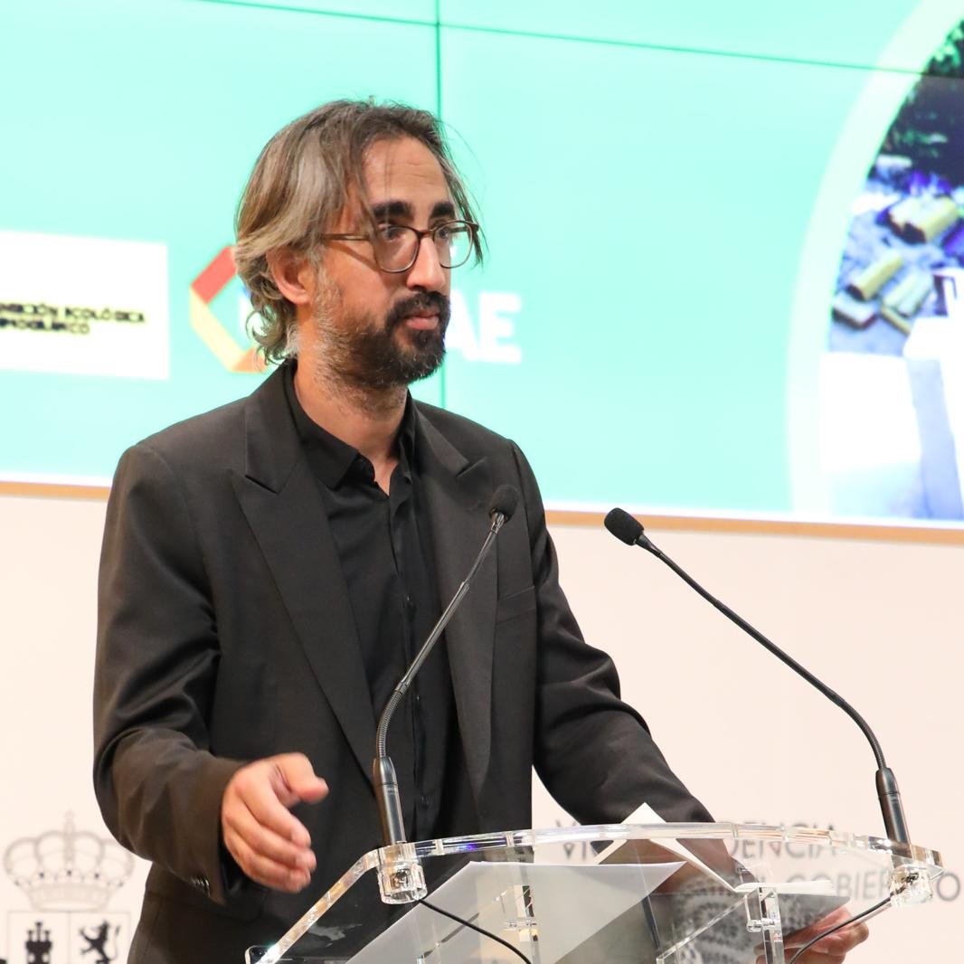 El director de Nuevos Modelos de Negocio de #IDAE <a href="/MiguelRodrigo78/">Miguel Rodrigo</a> presenta la convocatoria 2024 de Clean Energy Transition de <a href="/LIFEprogramme/">LIFE Programme</a>

🗣️Esta edición se centra en involucrar a los ciudadanos en la transición energética y en la descarbonización de edificios y climatización