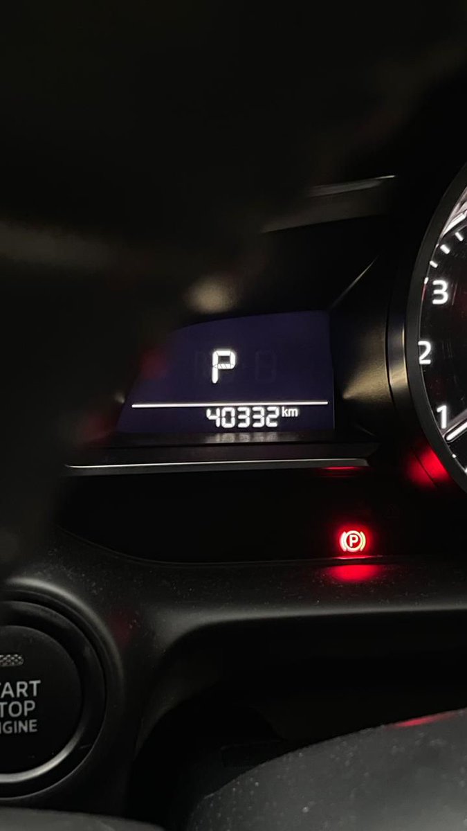 MasMasBiassaa's tweet photo. )
Kalo Mazda 2 terlalu sempit & Mazda CX5 terlalu mahal, maka solusi yang pas yaa si Mazda CX-3 ini.

Kadang sayatuh heran kenawhy para LC, pUrel & Ani ani jarangbet yang pake nih mobil.
Padahal nih mobil loh enak, irit, fiturnya seabreg, handlingnya wenak, tenaganya ada & pastinya keliatan mwahaaall.

Meskipun yang ini cuman dibekalin mesin 1.5cc which is mesin yang plek ketiplek sama kek mesinnya Mazda 2, tapi beneran, tenaganya gada boyo boyonya sama sekalii.

Tau Honda Freed kan? naahh... Doi kan basisnya Honda Jazz yah, kerasa banget underpowerednya kan kalo di freed, nah tapi Mazda CX3 ini loh engga, bahkan di tarikan bawahnya juga masih tetep ada padahal dimensinya lebih gede dibandingkan Mazda 2, good job Mazda.

Beloman lagi urusan handling & suspensi, kalo di Mazda 2 agak tergolong keras, tapi entah somehow di Mazda CX-3 ini bisa seempuk & seproper itu alias stabil, gabikin sakit pantat dan pastinya ga mentul mentul yang kadang bikin mual.

Kesimpulannya?

Mobil yang sangat gampang dibawanya, cocok buat dalkot yang sering stop & go sama mewajibkan selap selip, dan yg paling penting adalah : cocok buat mama mama muda buat antar jemput anak sekolah/les karena setirnya enteng banget, jadi gabakal bikin lengan kalian segede lengannya Ronda Rousey, wkwkwk

Jadi, mending beli HR-V atau CX-3 dong?
- Kalau suka nyetir, spirited driving, CX-3. Kalau nggak suka mobil standar dan suka modif, ambil HR-V.
- Resale value Mazda ga sejelek itu. Cek aja harga bekas CX-3, masih tergolong tinggi. Jadi menurut saya HRV is not a big deal anymore dalam menentukan dua pilihan ini.
- Servis Mazda dan Honda sama-sama mahal. Jadi jangan termakan propaganda servis mahall wkwkwkwk

Wes monggo...

Mazda CX-3 Sport 1.5 AT 2022

NIK 2022/2022
Km 40rb 
Warna abu-abu
B Genap
Pajak bulan 9 2024
Pajak pertahun 4jtan
Servis record di 40rb mazda bintaro baru 4 hari yang lalu
Surat lengkap (Stnk, bpkb, kunci serep, Faktur)
Buku servis lengkap 
Tangan pertama 
Atas nama pribadi
Mobil full original, minus tidak ada

Open 325 nego

WA : https://t.co/9KgdzMcHuX