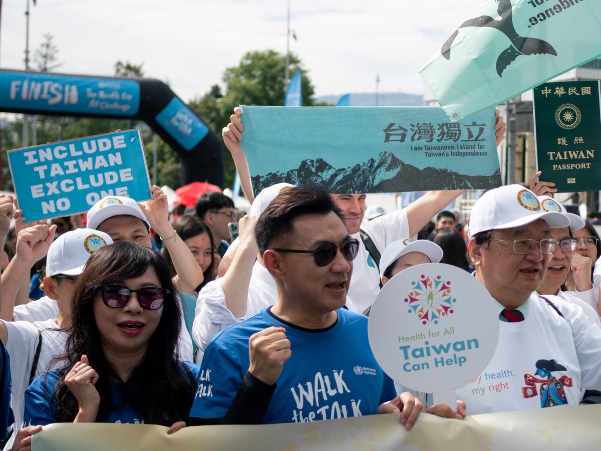 The Taiwanese students made sure that wherever KMT Vice President of the Parliament, Johnny Chiang, went during his trip in Geneva, he would be photographed with either a '#Taiwan Independence' flag or a 'Withdraw the KMT Bill' sign. Thank you for your support, Johnny!