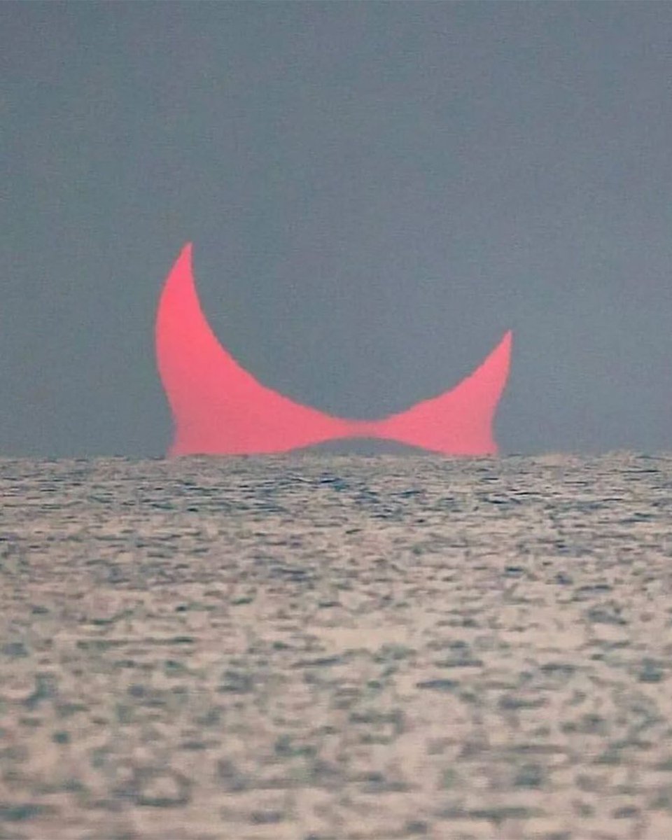 L'horizon photographié par Elias Chasiotis lors d’une éclipse solaire partielle en 2019.

Le phénomène laissait apparaître, au-dessus de l’océan, des “cornes de diable” rougeâtres.