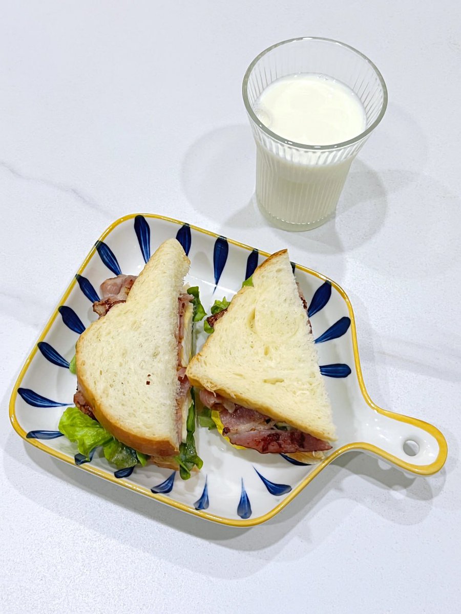 luaar22's tweet image. "Breakfast: a moment of stillness before the world awakens."