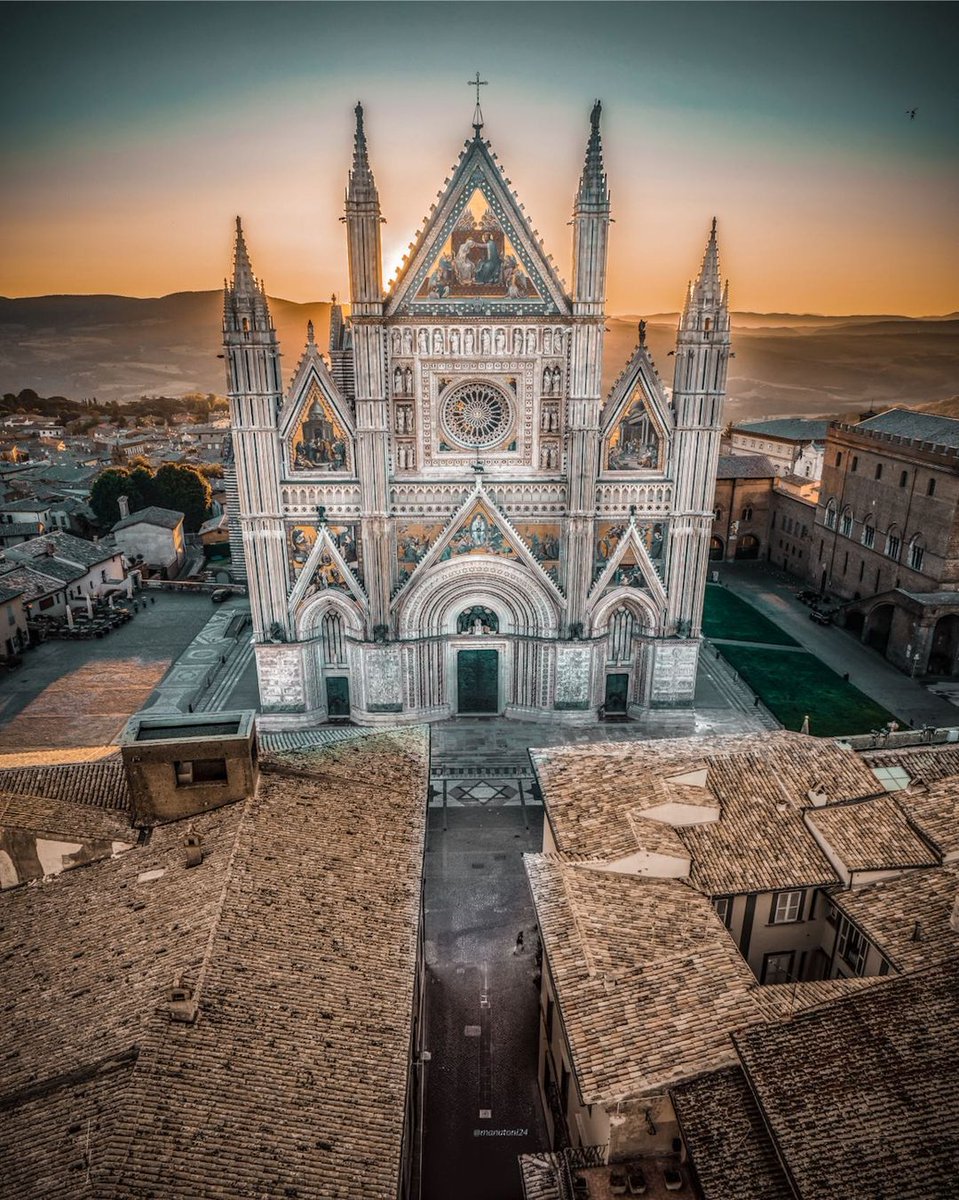 Duomo di Orvieto is a great Romanic-Gothic cathedral. ⛪ Admire the details of its façade, including golden mosaics, and step inside to discover the beautiful, frescoed chapels. 

📍@UmbriaTourism 

📷 IG manutoni24

#italiait #ilikeitaly #travelinitaly #italyinart #orvieto