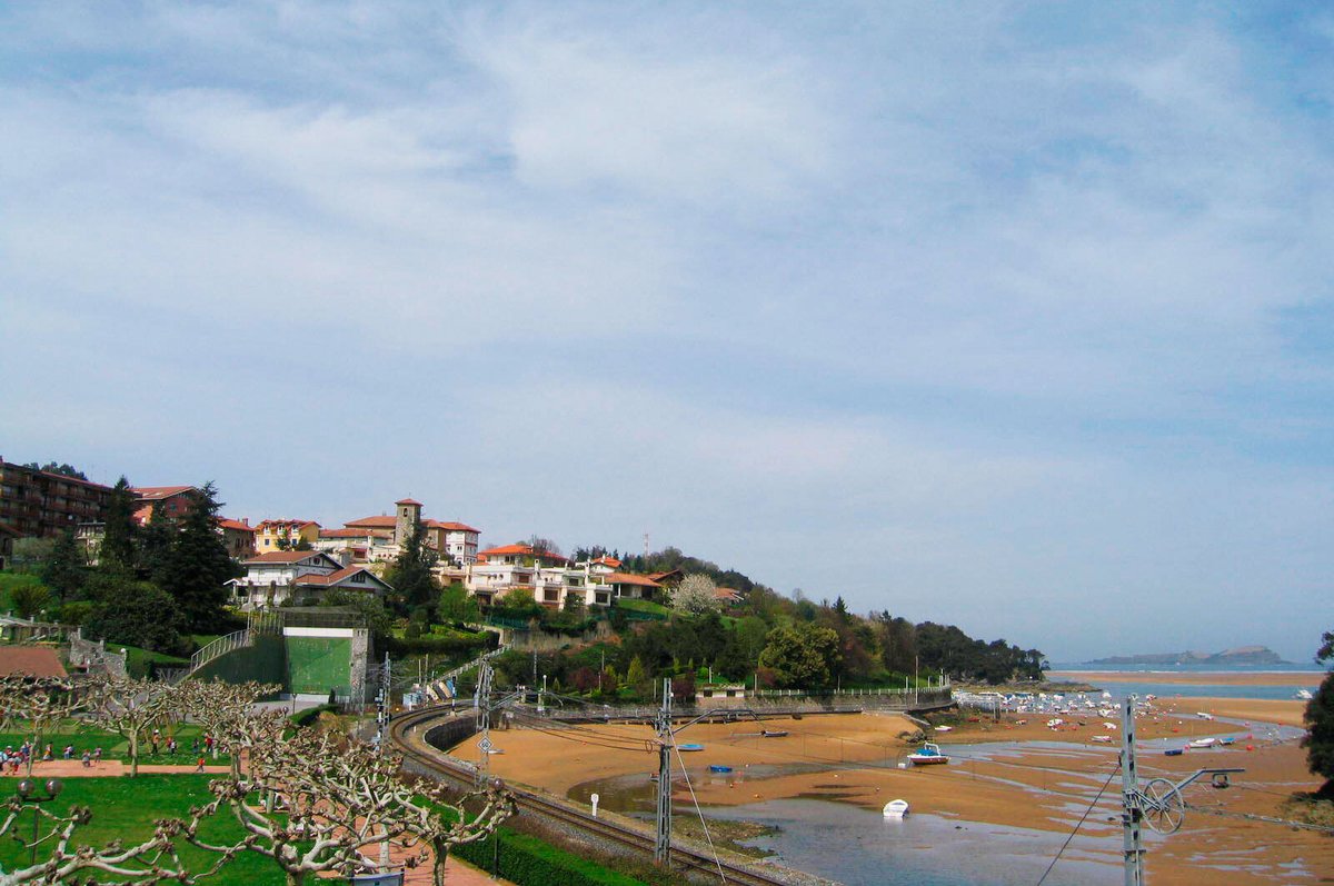 Sukarrieta, the ideal summer destination 🏖️ One of the oldest towns in Bizkaia province, it is located right in the Urdaibai Biosphere Reserve. If you come, don't forget to visit the wetland park or the cove of Portuondo. Ever been there? 😉 🔗ow.ly/4C3M50RR43O