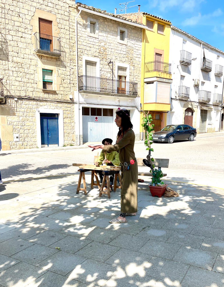 🤩📚 Ahir vam poder gaudir d'un matí de contes itinerants de la mà de #KabriolArts. Gràcies per endinsar-nos en històries tan fantàstiques de diferents arbres del món i el taller final amb elements naturals. 🌲🌳🌴

#Maials