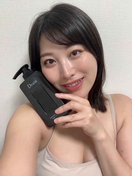 オールインシャンプー！1本で済むのに髪の毛しっとりしていい💚アホ毛まで抑えられる！男性向けみたいだけど,私にもぴったりだった✨️ ガムみたいないい香りで泡立ちも良く,1プッシュでもモコモコだからコスパも最強👍🏻 ドラッグストアやAmazonですぐ買えるからお試しあれ～  https://t