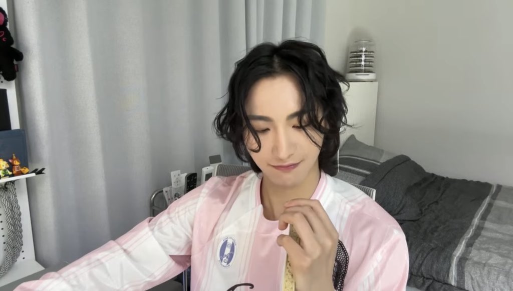 Marlieliz225_'s tweet photo. i wish i had enough followers that i could tweet “Hwa’s too pretty” and have 20 people just be like “real” https://t.co/GvAHQLsv09