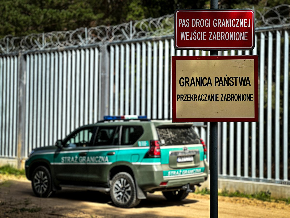 Straz_Graniczna's tweet photo. 24-26.05 na granicy z 🇧🇾 odnotowano ponad 6⃣3⃣0⃣ prób nielegalnego przedostania się do 🇵🇱. Za pomocnictwo zatrzymano 2⃣ osoby. Funkcjonariusze udzielili pomocy 1⃣1⃣ cudzoziemcom. W kierunku 🇵🇱 patroli rzucano konarami i kamieniami. https://t.co/GSHvO3oQgw