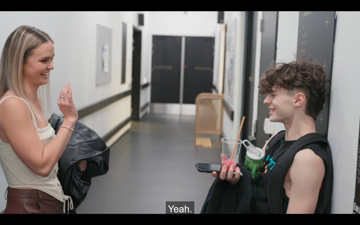 오늘 무대의 센터인 맥스가 벽 뒤에서 옷 급하게 갈아입는게 걱정된다고 했더니 안되면 그냥 벗고 나와서 손에 들고 걸어가래ㅋㅋㅋㅋㅋㅋㅋㅋㅋㅋㅋㅋㅋㅋㅋㅋㅋㅋㅋㅋ