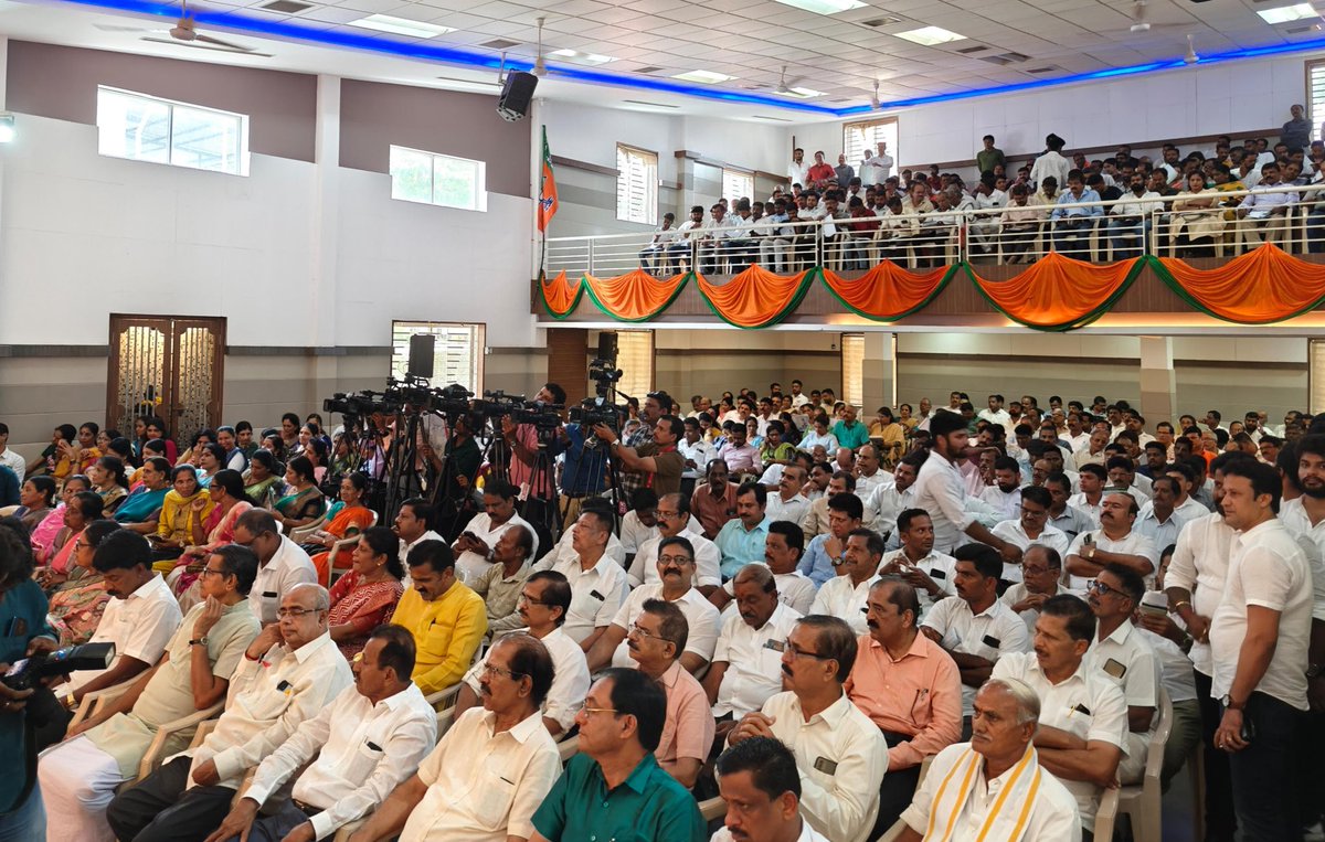 Participated in the pre-poll meeting of karyakartas chaired by our BJP State President Shri @BYVijayendra as we gear up for the Karnataka Legislative Council elections for the South West Graduate & Teachers’ Constituency. @BJP4Karnataka @BjpMangaluru #Karnataka