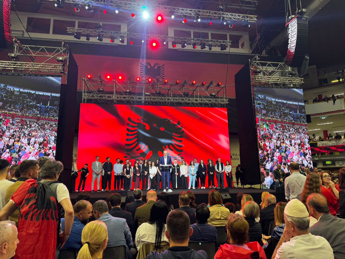 Helena_kace's tweet photo. Takim i paharruar me shqiptarët e Italisë 🇦🇱❤️ https://t.co/YYxzIdnhDD