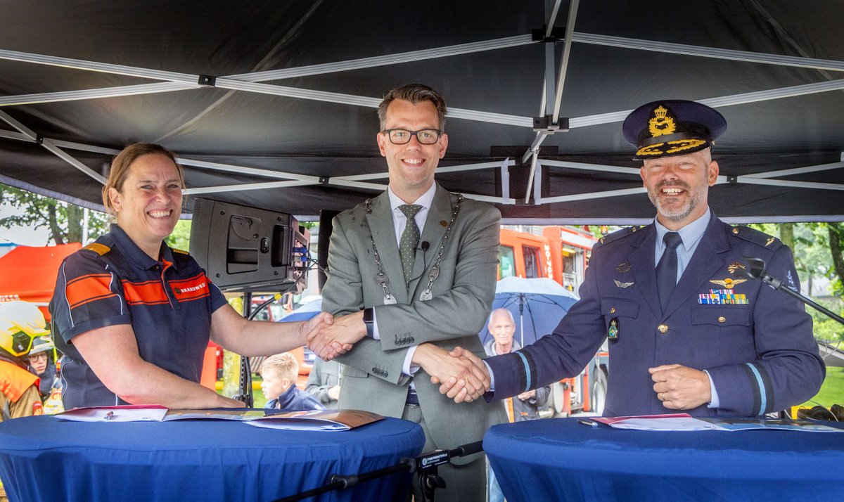 Op 25 mei is op de Veiligheidsdag in Rijen het convenant brandweerzorg ondertekend tussen gemeente @gilzerijen, de veiligheidsregio en Defensie. De brandweer vliegbasis Gilze-Rijen gaat de brandweer Rijen ondersteunen. De Veiligheidsdag was een mooie start van de samenwerking!