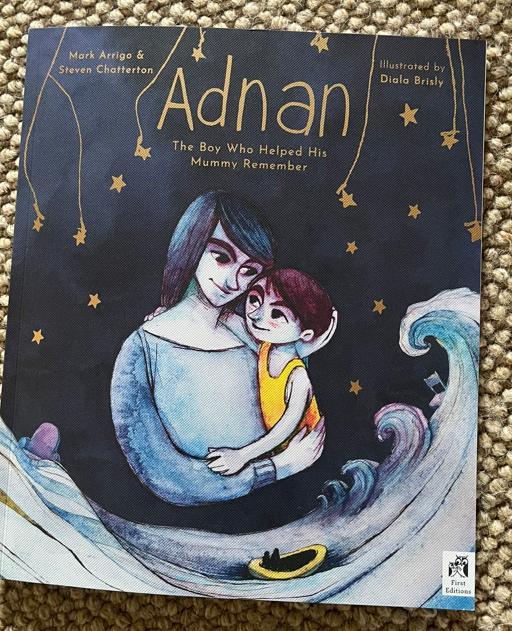 #AdnanTheBoyWhoHelpedHisMummyRemember (Syrian refugee artist Diala Brisly, @ChattertonSD Mark Arrigo ) is a beautiful story of hope. Also an award-winning film, the book sales generate a donation to @ChooseLove supporting displaced people. @QuartoKids tinyurl.com/yvmff3av