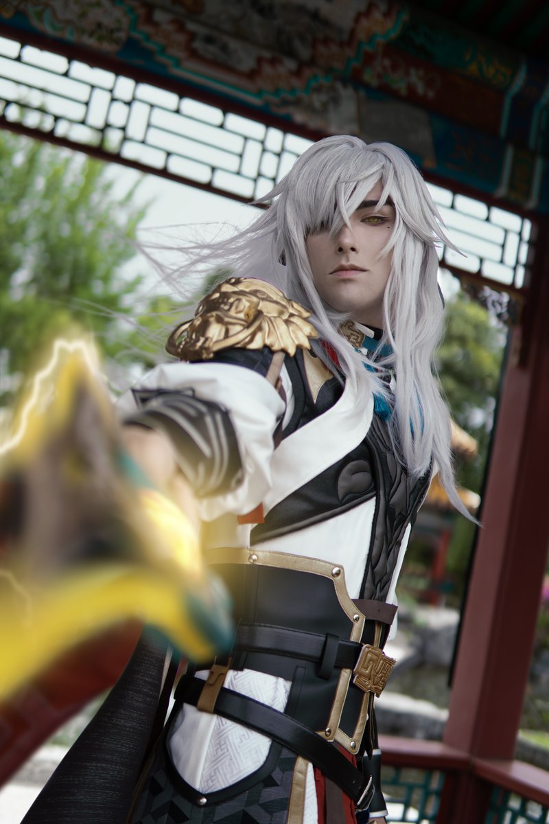 𝘛𝘩𝘦 𝘴𝘬𝘺 𝘪𝘴 𝘢 𝘤𝘩𝘦𝘴𝘴𝘣𝘰𝘢𝘳𝘥, 𝘢𝘯𝘥 𝘵𝘩𝘦 𝘮𝘰𝘷𝘦𝘴 𝘸𝘦 𝘮𝘢𝘬𝘦 𝘣𝘦𝘵𝘸𝘪𝘹𝘵 𝘵𝘩𝘦 𝘴𝘵𝘢𝘳𝘴 𝘧𝘰𝘳𝘨𝘦 𝘢 𝘤𝘰𝘴𝘮𝘪𝘤 𝘥𝘦𝘴𝘵𝘪𝘯𝘺.

Jing Yuan 🦁 Honkai Star Rail
📸: <a href="/tenshi_senpie/">天使🍁@Dokomi</a>

#MultiverseVistas #景元 #jingyuan #honkaistarrail #jingyuancosplay