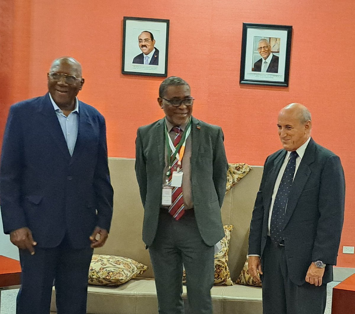 El vicepresidente cubano, Salvador Valdés, arribó este domingo a Antigua y Barbuda, al frente de la delegación que participará en la 4ta. Conferencia Internacional de los Pequeños Estados Insulares en Desarrollo. #FlorenciaVaConTodos #LatirAvileño