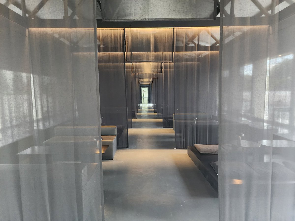 이카페 오묘한느낌..