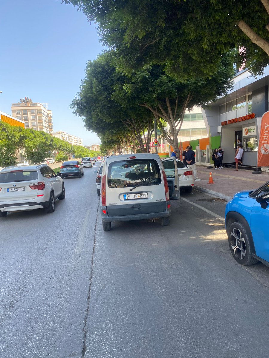 Termessos Caddesindeki Birey Okullarının önü hergün böyle. Veliler araçlarını baya baya yolun ortasında bırakıp öğrencileri almak için bekliyorlar. Kendimizi sola atamıyoruz. Şikayet edeceğimizi söylediğimizde de kralına et diye tepki veriyorlar.  <a href="/AntalyaValilik/">T.C. Antalya Valiliği</a> <a href="/AntalyaEmniyet/">Antalya Emniyet Müdürlüğü</a>