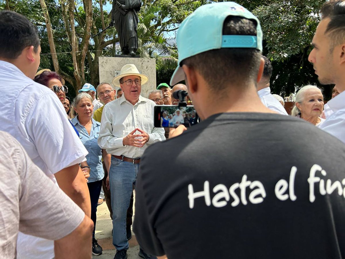 📍Llegamos a los #AltosMirandinos para recorrer la periferia de la capital del estado Miranda.

Desde #SanPedro, iniciamos una jornada de contacto directo con vecinos y comerciantes de la zona. Debemos enseñar a votar a los electores por el único candidato de oposición, Edmundo