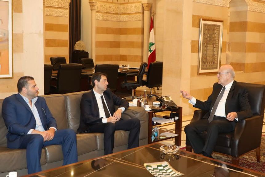 ميقاتي هنأ اتحاد السلة على موسمه الناجح

استقبل رئيس حكومة تصريف الاعمال نجيب ميقاتي في السرايا الحكومي اليوم رئيس الاتحاد اللبناني لكرة السلة أكرم الحلبي والأمين العام للاتحاد المحامي شربل رزق. 
وهنأ ميقاتي الاتحاد على عمله الجبار الذي ترجم بنجاح استثنائي للعبة في ختام الموسم