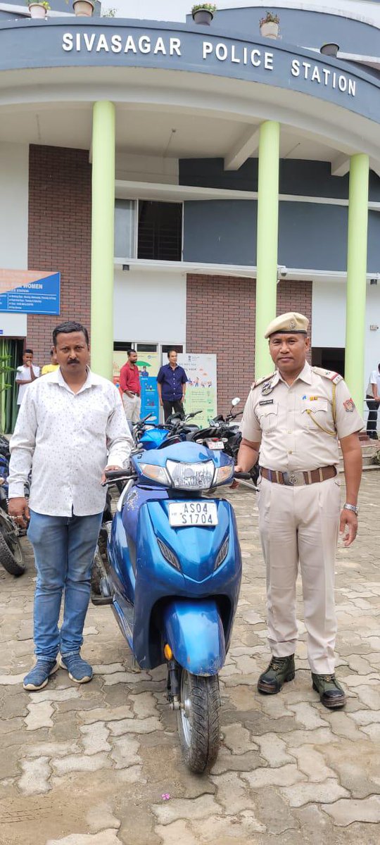 One scooty reported stolen has been recovered by Sivasagar PS and handed over to its rightful owner after proper verification. @assampolice @DGPAssamPolice @gpsinghips @HardiSpeaks @CMOfficeAssam