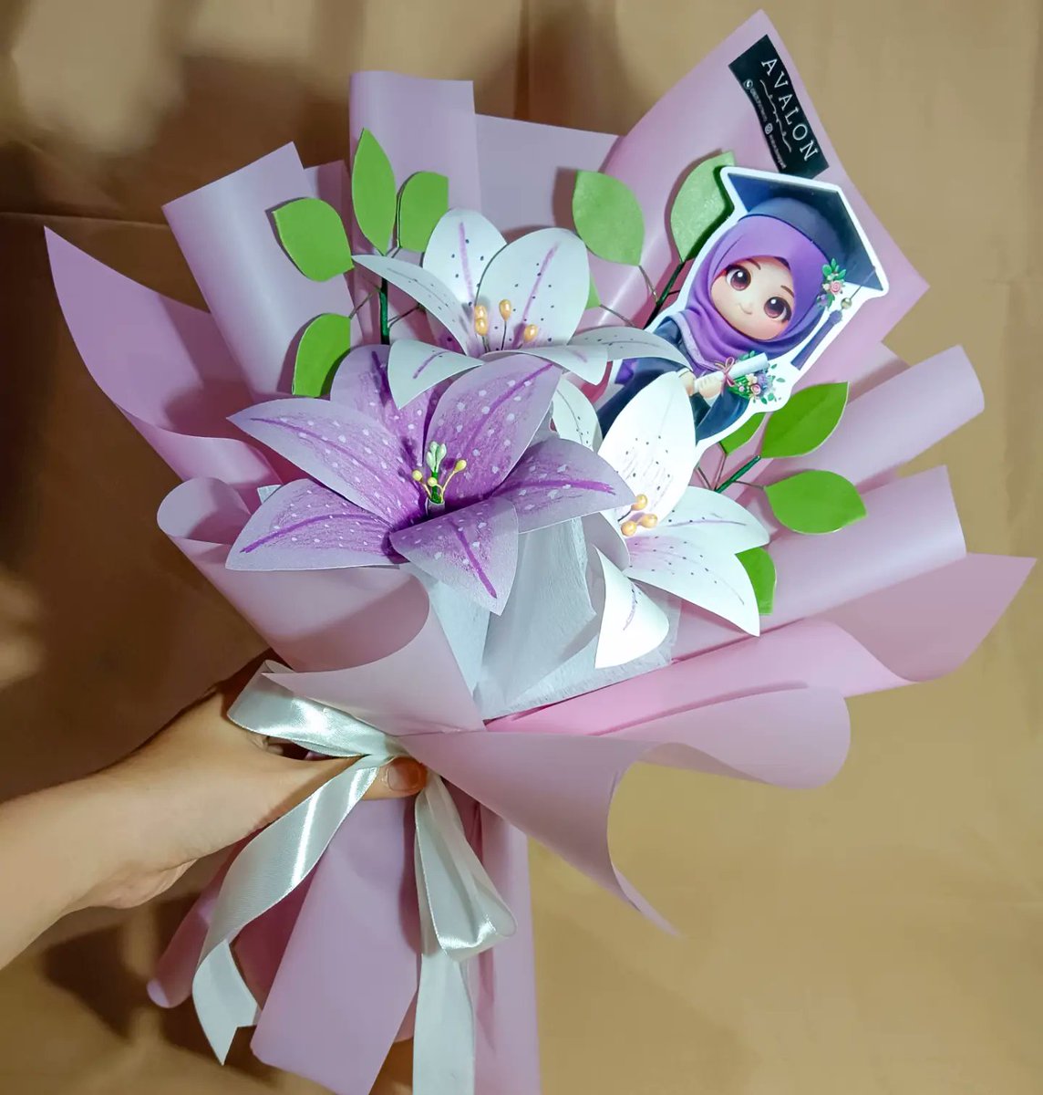 Leirion Bouquet in purple + graduation topper 💜

Lagi² ngetake indoor karena dari siang udah mendung, pas jadi udah gelap banget 🥲 ga dapet golden hour wkwkw

#openpreorder #buketbunga #buketwisuda #buketpurwokerto #handmadegift #handcrafted #paperflowers