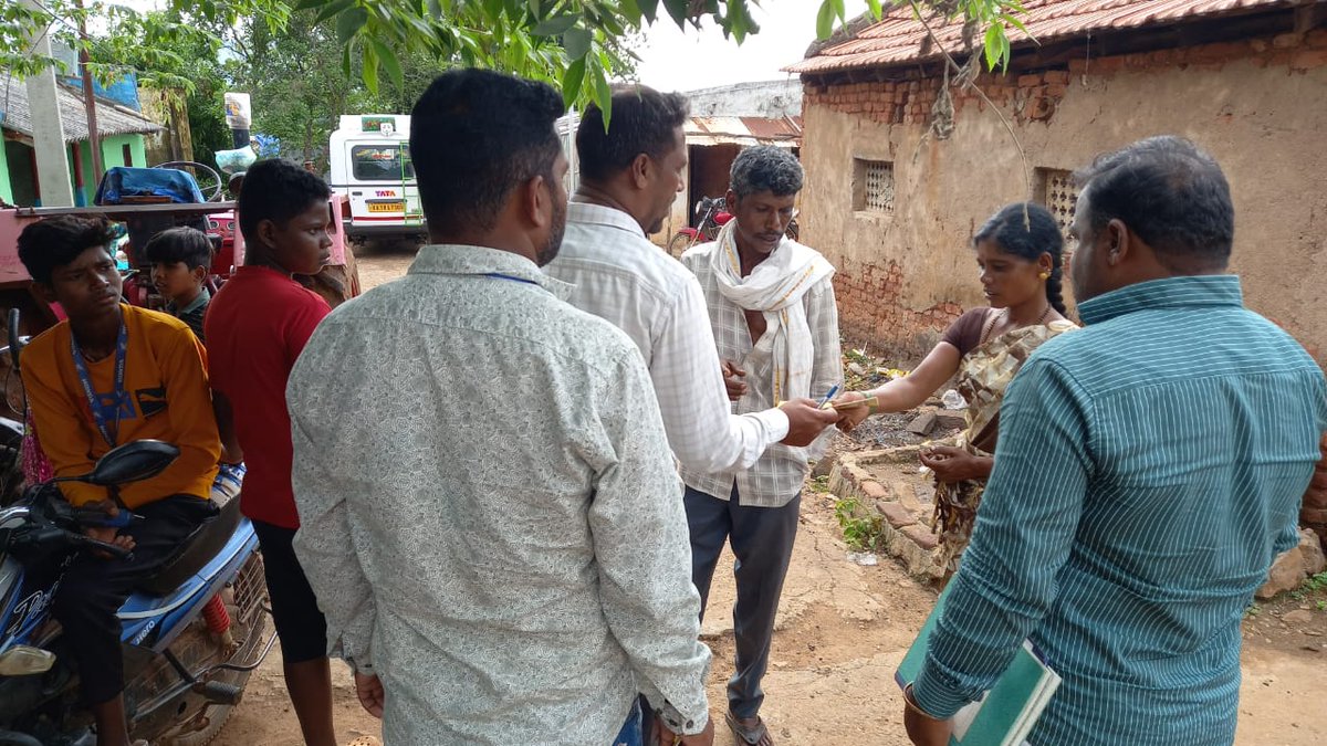 MgnregsChn's tweet photo. ಚಾಮರಾಜನಗರ ತಾಲ್ಲೂಕಿನ ನ���ಗವಳ್ಳಿ  ಗ್ರಾಮಪಂಚಾಯತಿಗೆ ಭೇಟಿ ನೀಡಿ ಯೋಜನೆಯ ಕುರಿತು ಮಾಹಿತಿ ನೀಡಿ ಉದ್ಯೋಗ ಚೀಟಿ ಹಾಗೂ ಹೊಂಗನೂರು ಗ್ರಾಮಪಂಚಾಯತಿ ವ್ಯಾಪ್ತಿಯ ಶನಿವಾರ ಮುಂಟಿ ಸೋಲಿಗರ ಹಾಡಿಗೆ ಭೇಟಿ ನೀಡಿ ಉದ್ಯೋಗ ಚೀಟಿ ಹೊಂದಿಲ್ಲದ 17 ಬುಡಕಟ್ಟು ಕುಟುಂಬಗಳಿಗೆ ವಿಶೇಷ ಉದ್ಯೋಗ ಚೀಟಿ ವಿತರಿಸಲಾಯಿತು. https://t.co/qElOH0t7ej