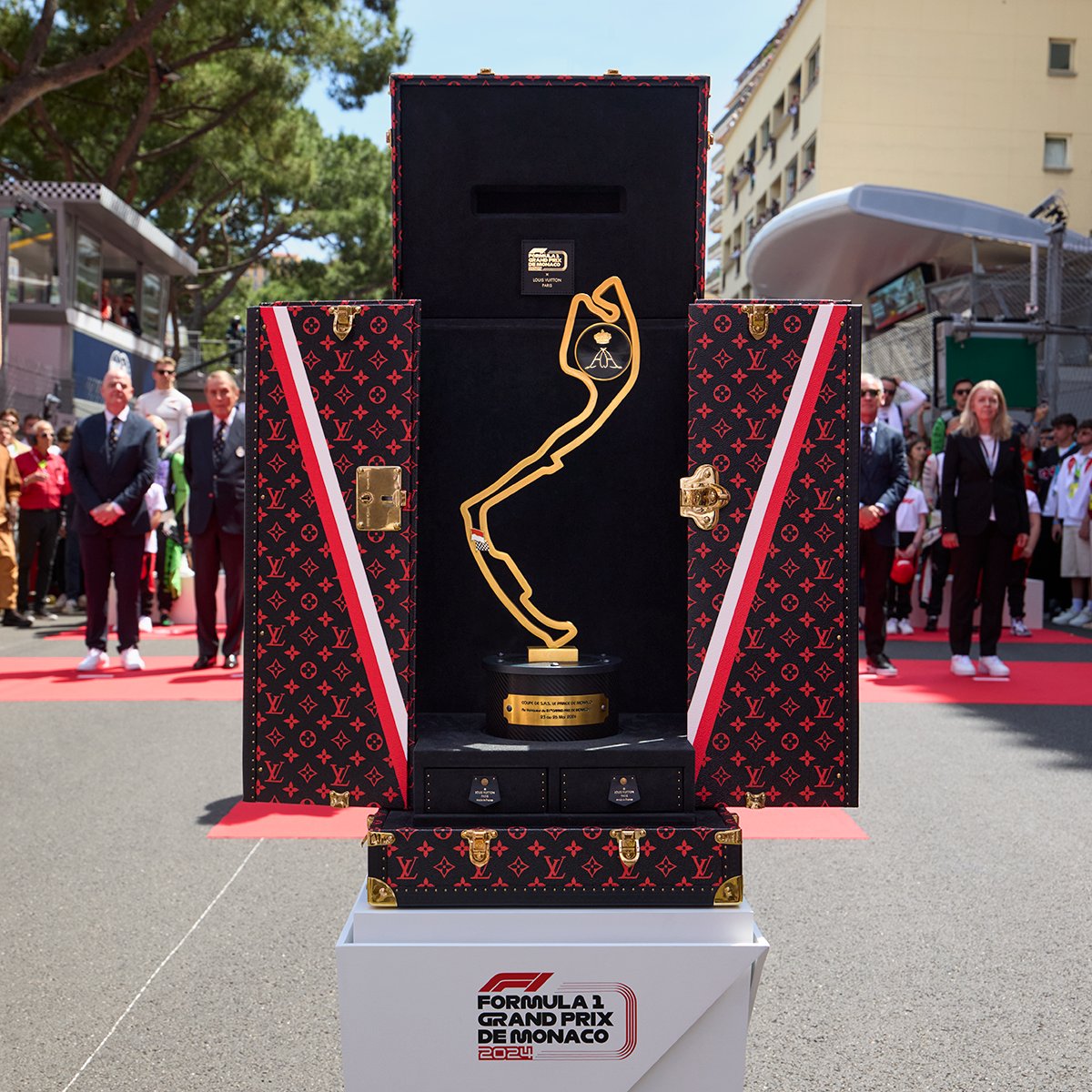 ✨ @ACM_Media 🤝 @LouisVuitton For the 4th year in a row, the Formula 1 Grand Prix de Monaco Trophy was presented this Sunday in its custom-made Louis Vuitton Trophy Trunk 🏆🤩 #MonacoGP #LouisVuitton #MonacoCircuit