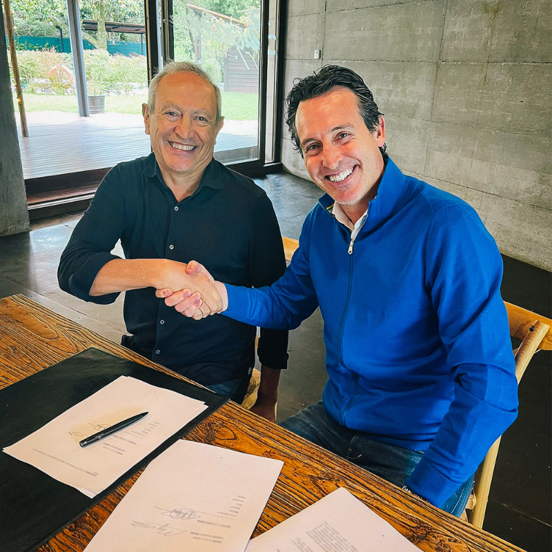 AVFCOfficial's tweet photo. Aston Villa are thrilled to announce Manager Unai Emery has agreed a new five-year contract! ✍️