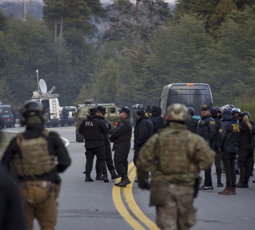 🚨| ÚLTIMA HORA: El Gobierno del presidente Javier Milei ordenó desalojos de mapuches y les ha PROHIBIDO el uso de su bandera en parques nacionales argentinos. 🇦🇷 ¡La soberanía de Argentina se respeta!. ⚠️ ¿Apoyas está CONTUNDENTE medida de Milei?