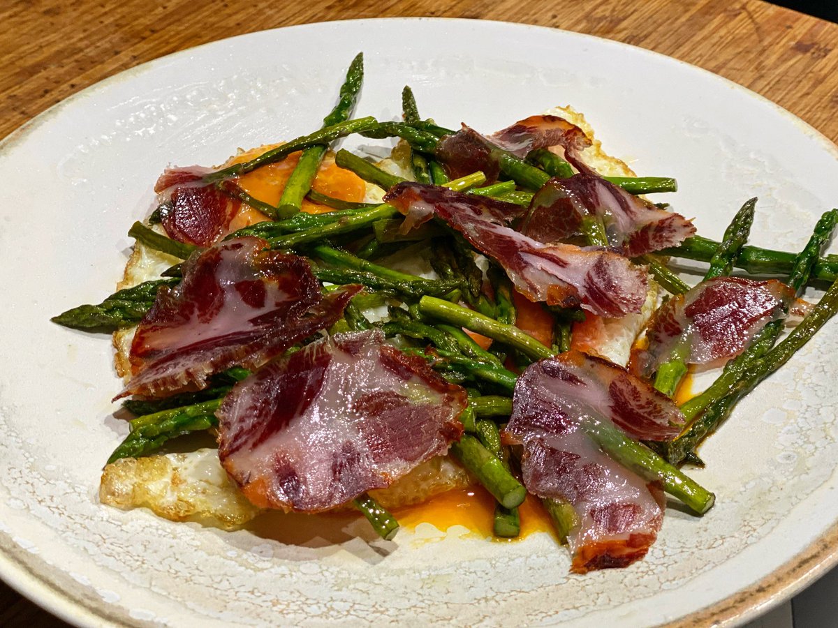 Espárragos trigueros, huevos fritos y el excepcional cabecero ibérico de bellota de @dehesamonteros . Guerra sin cuartel a los lunes en #CanEspeto