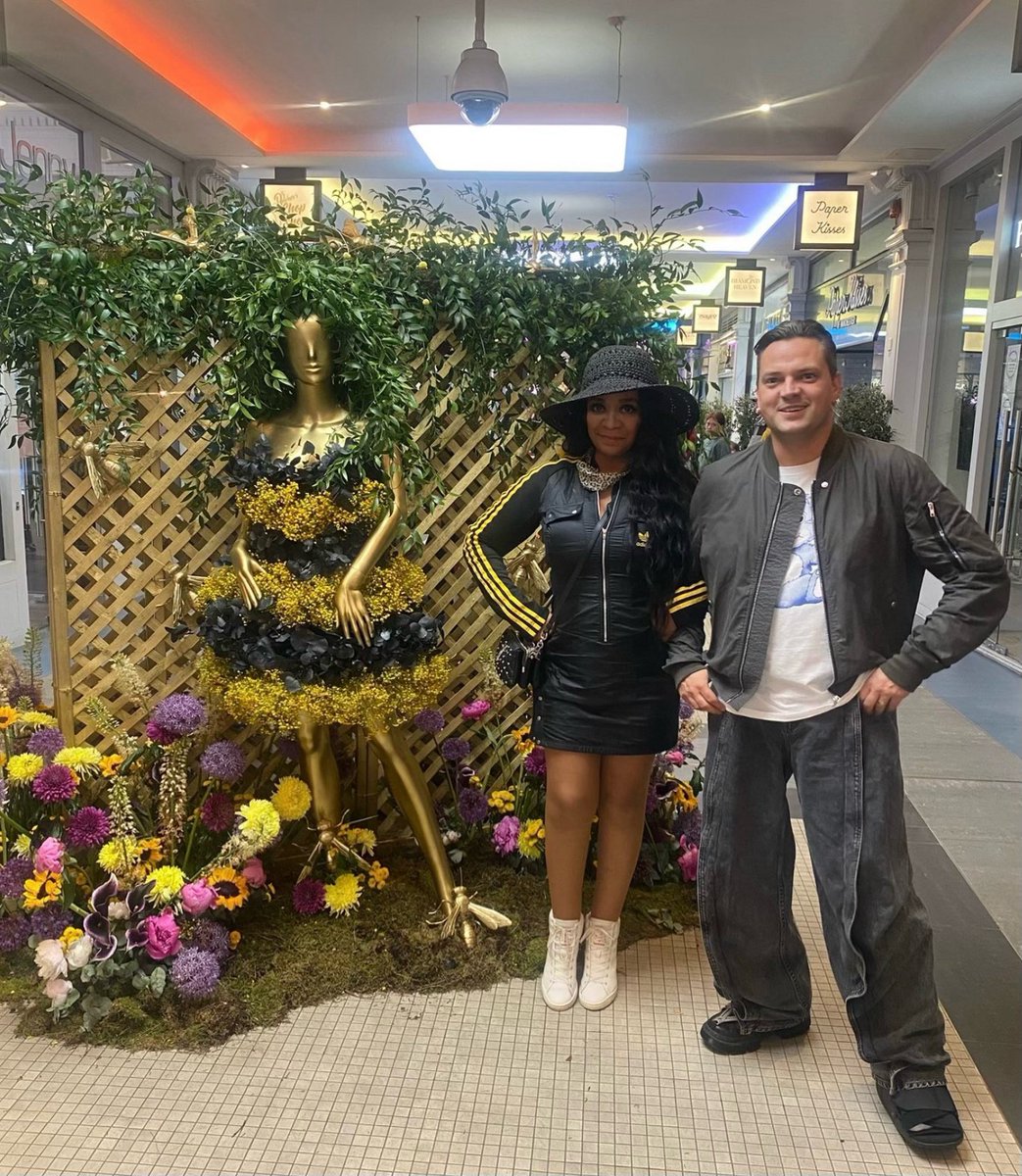 Rowetta🎙 (@rowetta) on Twitter photo 🌼👑 🐝 Just been to the Royal Exchange Arcade to visit ‘Queen Bee Rowetta’ by Royal Exchange Flowers as part of <a href="/MCRFlowerFest/">The Manchester Flower Festival</a> & she is even more stunning in real life.
I had to hold back the tears.
Seriously blew my mind
The whole concept is beautiful.
Blown away 🖤💛🐝🌼 🌼👑 🐝 Just been to the Royal Exchange Arcade to visit ‘Queen Bee Rowetta’ by Royal Exchange Flowers as part of <a href="/MCRFlowerFest/">The Manchester Flower Festival</a> & she is even more stunning in real life.
I had to hold back the tears.
Seriously blew my mind
The whole concept is beautiful.
Blown away 🖤💛🐝🌼