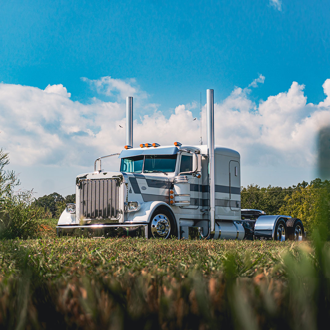 A beautiful day & a top notch rig, what could be better❔ #4StateTrucks #ChromeShopMafia #chrome #chromeshop #customtrucks #semitrucks #trucking #customrig #bigrig #18wheeler #tractortrailer #largecar #cdldriver #trucker #truckers #truckerslife #longhaul