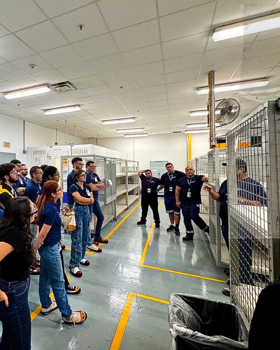 apicsuprm's tweet photo. #APICSRECAP ¡Gracias a Lufthansa Technik por invitarnos a observar su proceso de manufactura! Tuvimos la oportunidad de ver de cerca el proceso de reparación de aviones. 🛠️✈️ Si pensaban que ver el motor de un carro era complicado, no se quieren imaginar el de un avión. https://t.co/WTpBQitCt6