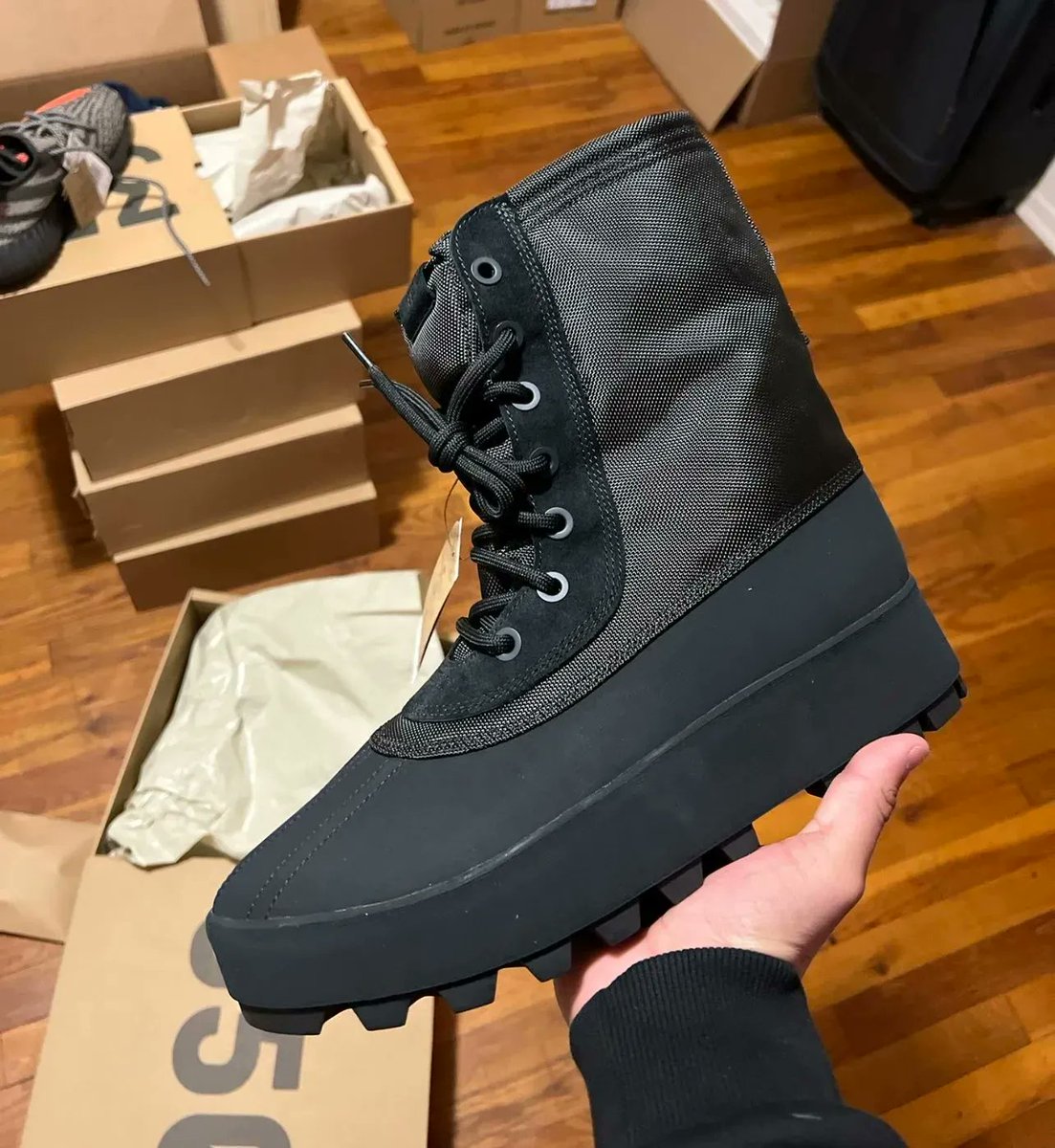 adidas Yeezy 950 Boot "Pirate Black"  https://t.co/SDHK8qSfce