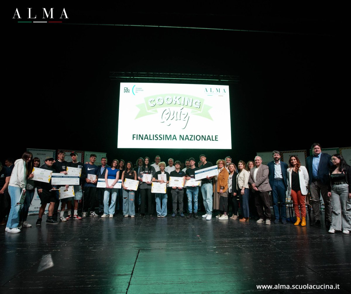 Alma_School's tweet photo. Grande successo al Teatro Olimpico di Roma per la Finale del Cooking Quiz!
Giunto alla sua ottava edizione, questo concorso nazionale ha coinvolto oltre 110 scuole e ben 35.
#CookingQuiz #TeatroOlimpico #Roma #AlmaSchool #scuoladicucina https://t.co/aRMj2uQpjl