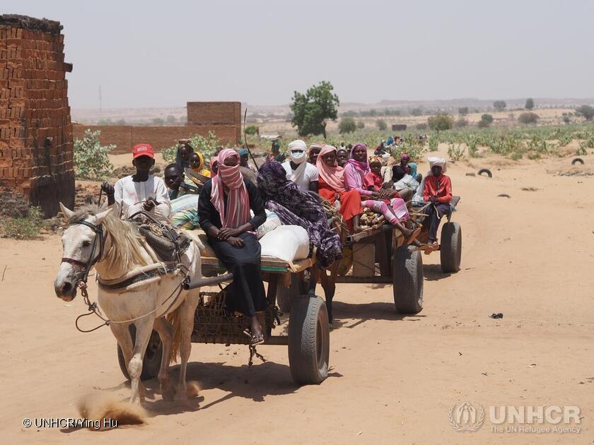 Die Gewalt im #Sudan zwingt Hunderttausende zur Flucht. Der Tschad zeigt trotz knapper Ressourcen Solidarität, doch die Grenzstadt Adre ist mit 180.000 Flüchtlingen erneut überlastet. Da nur 6 % des Hilfsplans finanziert sind, fehlen die Gelder für Hilfe vor Ort & in den Camps.