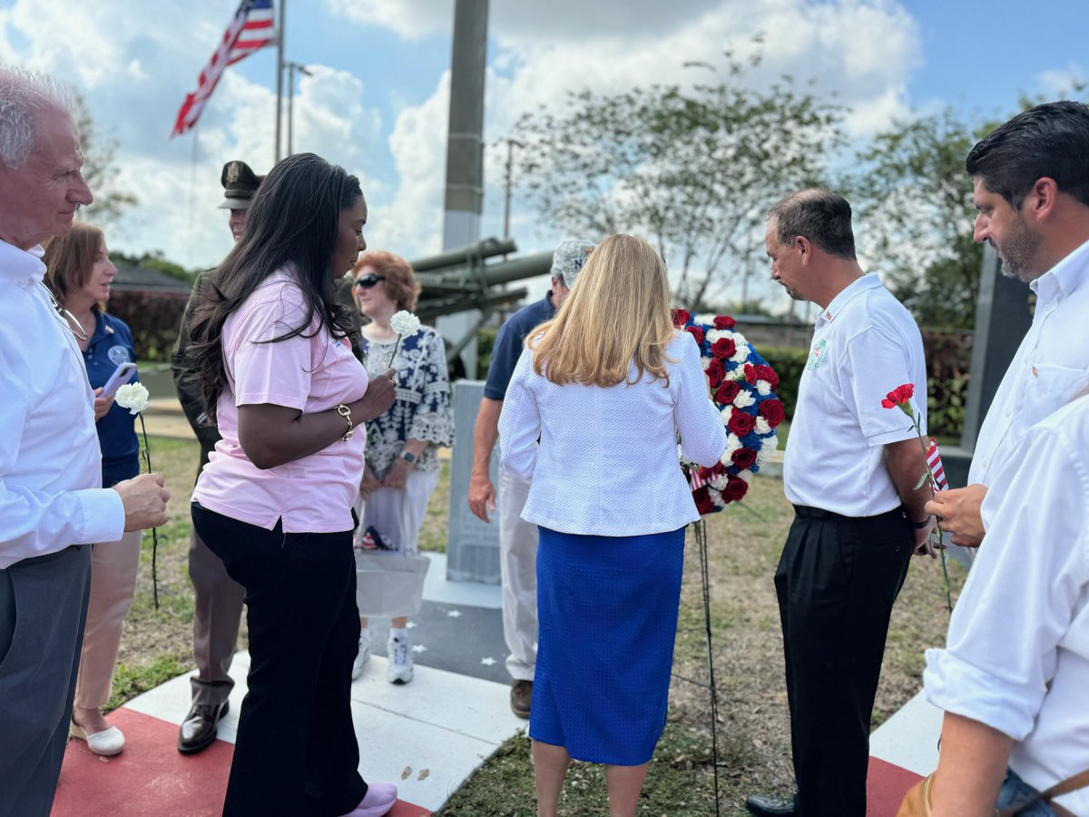 This morning at the Pembroke Pines Memorial Day Ceremony, we paid our respects to those who paid the ultimate sacrifice while serving our country and defending democracy. We’ll always remember and honor our military men and women who have fought bravely for our nation.