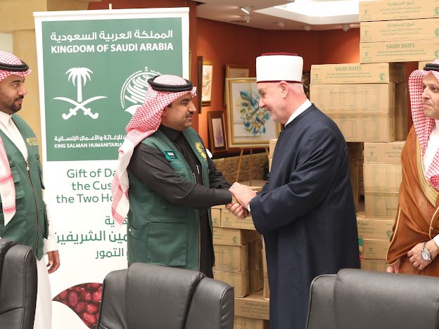 تشرفت هذا اليوم برئاسة وفد مركز الملك سلمان للاغاثة لتسليم 25 طن تمور هدية من خادم الحرمين الشريفين الملك سلمان بن عبدالعزيز حفظه الله ورعاه للشعب البوسني الصديق، وقد حضر مراسم التوقيع سعادة سفير المملكة في سراييفو اسامة الاحمدي ومفتي عام البوسنة والهرسك الدكتور/حسين كازوفيتش.