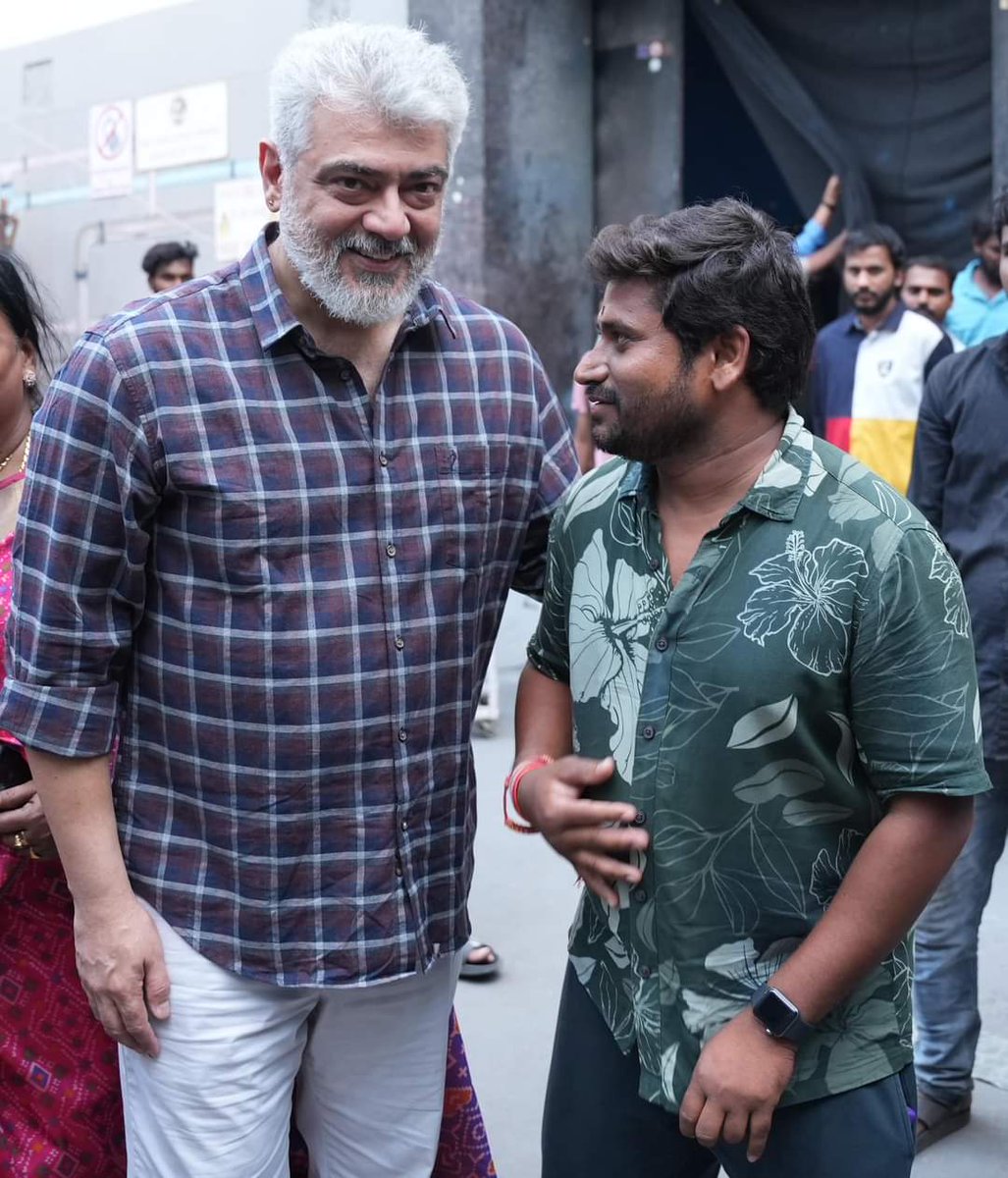 THALA #AjithKumar Sir LATEST Picture From #GoodBadUgly Set 🔥😎 Shooting Is Ongoing And The Movie Will Be Released On Pongal 2025. #VidaaMuyarchi For Coming Diwali 😉
