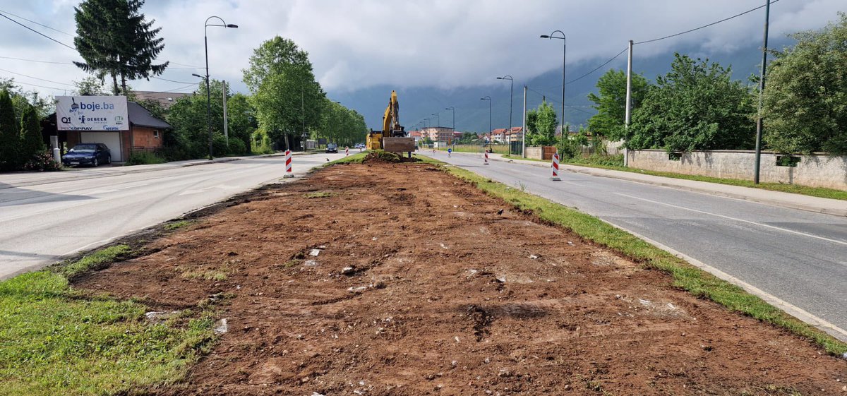 Pruga do Hrasnice. 

Na prvoj dionici su završeni radovi na iskopu, kao i na ugradnji geotekstila i prvog tamponskog sloja. U narednom periodu počinju radovi na odvodnji. 

Radovi na drugoj dionici u dužini od dva kilometra su počeli danas. Uklanja se humus i vrši se iskop.
