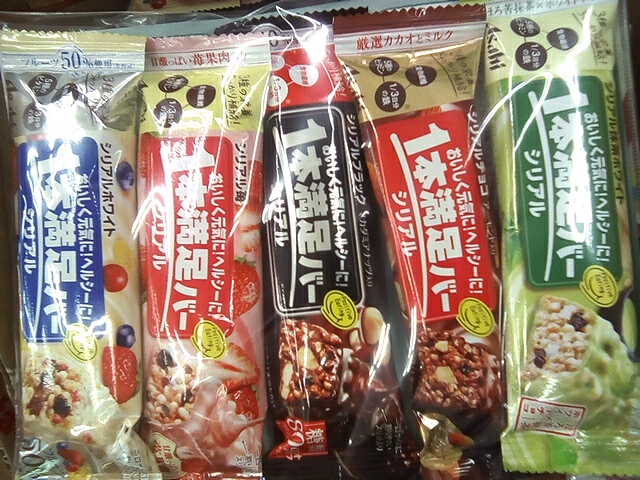 今週の広告は 5/30 (木)にご案内します。
本日の目玉商品はこちら、#１本満足バー シリアルチョコ満足パック 4本+1本 ¥300 です。
チョコ・ブラック・ホワイト・苺・抹茶ホワイトが入っています。
#Gyomuyo_Oshiba #業務用食品大芝
#supermarket #スーパーマーケット
#sale #discount
#Snacks