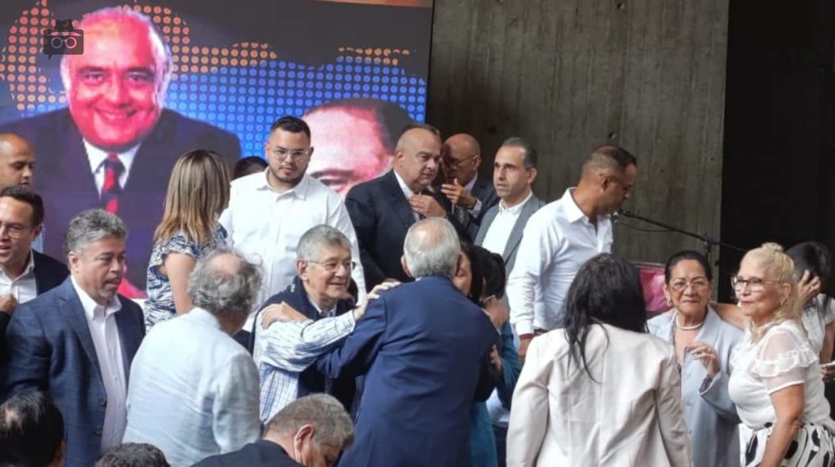 ⚫ #AHORA | El secretario general nacional de Acción Democrática, Henry Ramos Allup, llega al Centro Cultural Chacao para conmemorar el centenario del nacimiento de Jaime Lusinchi.

📸: <a href="/El_Cooperante/">El Cooperante</a> | <a href="/hramosallup/">Henry Ramos Allup</a> | <a href="/ADemocratica/">Acción Democrática</a>