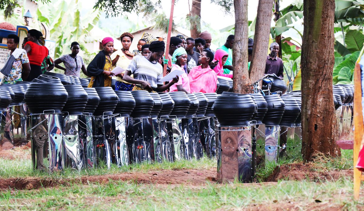 Today Rwanda Forestry Authority and @IucnRwanda, with financial support from the #AREECAproject funded by @iki_germany, are giving cooking stoves to 1000 families in Kirehe & Nyagatare. These stoves help local communities deal better with climate change and reduce deforestation.