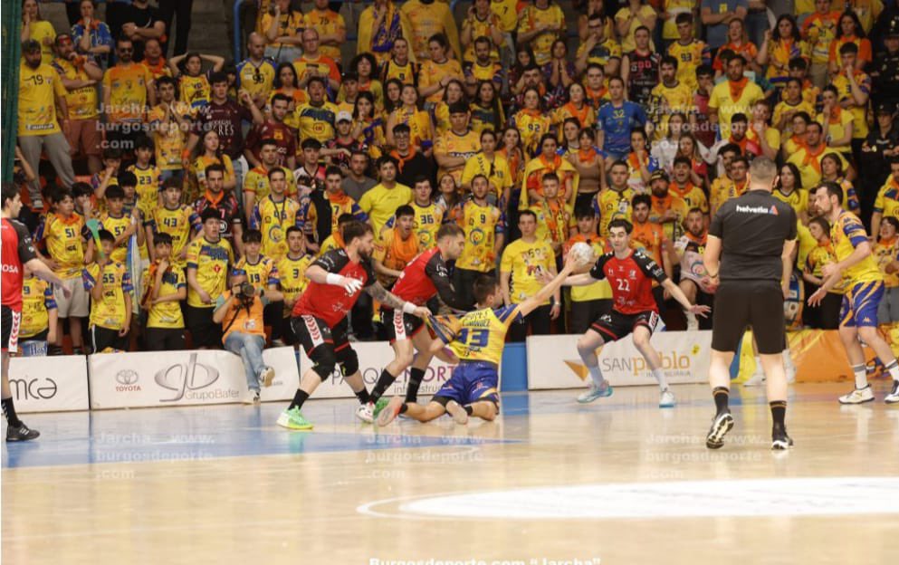 🎁La RECOMPENSA a años de trabajo💪 

👨‍⚖️ <a href="/MurilloAlberto8/">Alberto Murillo</a> y Pablo García pusieron orden en la final de la fase de ascenso de #DHPlataMasc a <a href="/asobal/">ASOBAL</a> 

🔝Enhorabuena compañeros,estamos orgullosos de vosotros 🙌🏽