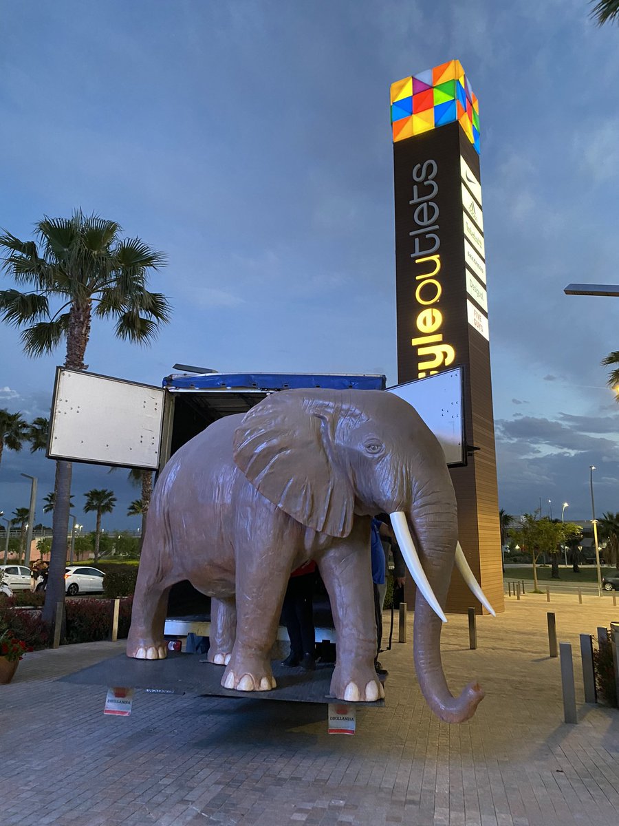 Macocaya_es's tweet image. ¡La selva llegó a The Style Outlets Viladecans gracias a Macocaya! 🌿🐾 Descubre nuestras réplicas de animales salvajes que transformaron el centro comercial en un safari urbano emocionante. #Macocaya #TheStyleOutlets #Viladecans #SafariUrbano #AnimalesSalvajes