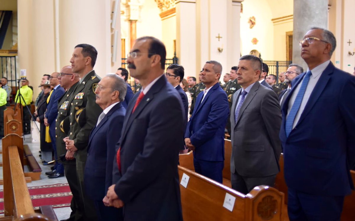 Hoy celebramos con orgullo el Vigésimo Sexto Aniversario de la Dirección de Protección y Servicios Especiales en la emblemática Catedral Primada de Colombia⛪️ Reafirmamos nuestro compromiso en el modelo de servicio de policía orientado a las personas y los territorios🇨🇴